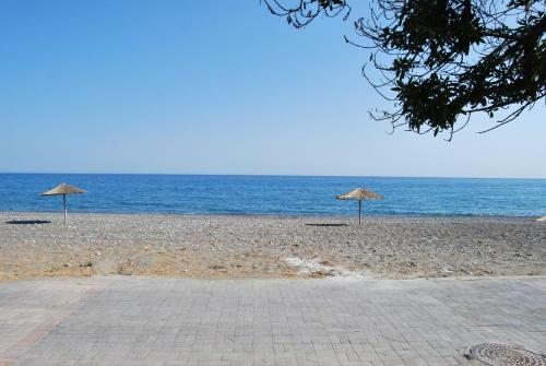 Hatzidakis Beach Retreat