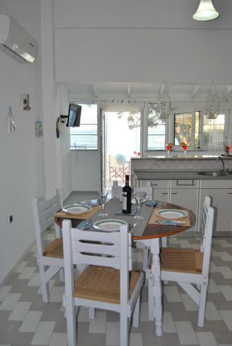 Hatzidakis Beach Retreat