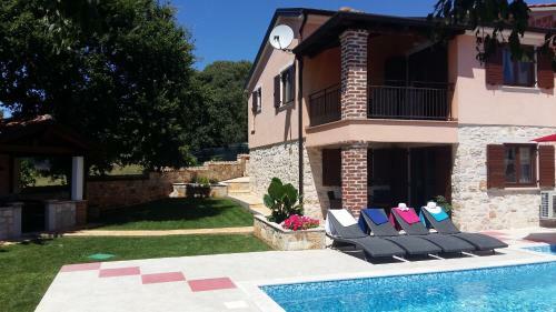 Pore? Villa Luna With Pool