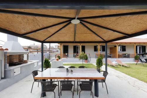 Planet Villas Ipsos By Konnect - Shared Bbq & Garden