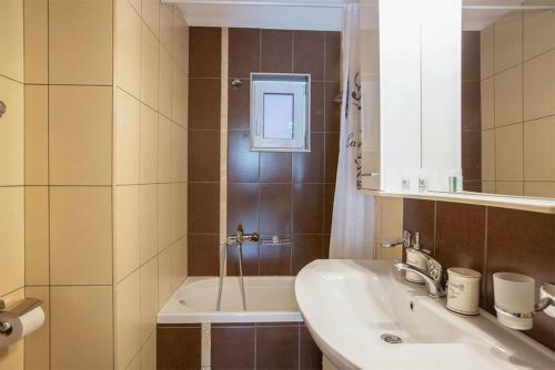 V Luxury Apartment 4
