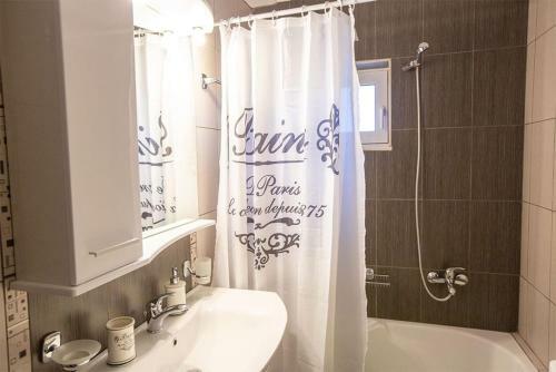 V Luxury Apartment 2