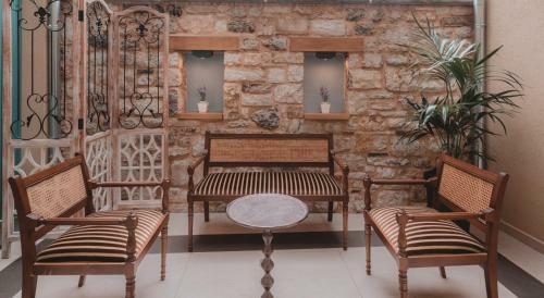 Hostal Castrello Old Town Hospitality