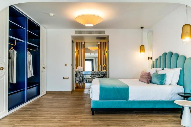 Hotel Cresanto Luxury Suites