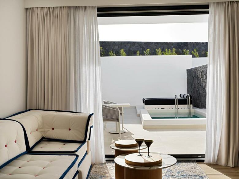 Hotel Cresanto Luxury Suites