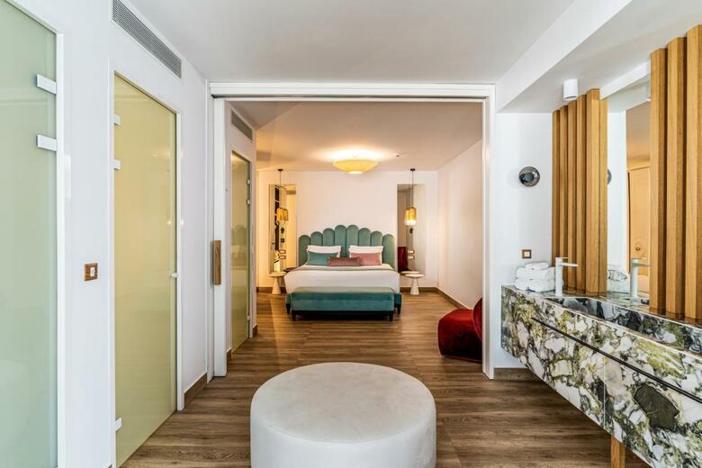 Hotel Cresanto Luxury Suites