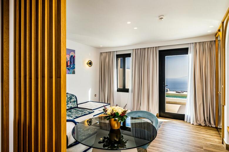 Hotel Cresanto Luxury Suites