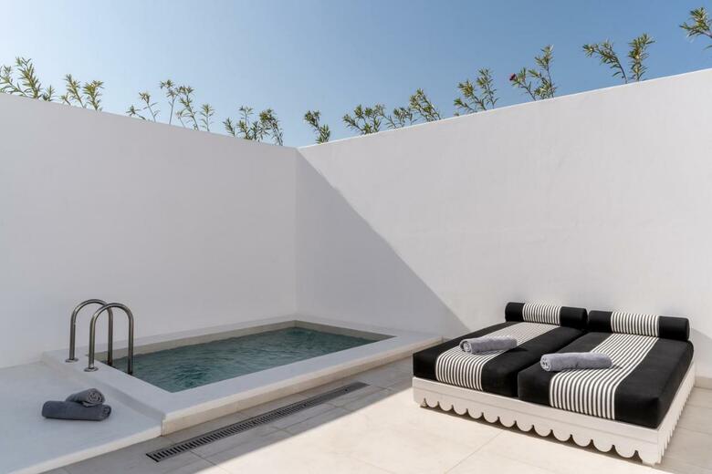Hotel Cresanto Luxury Suites
