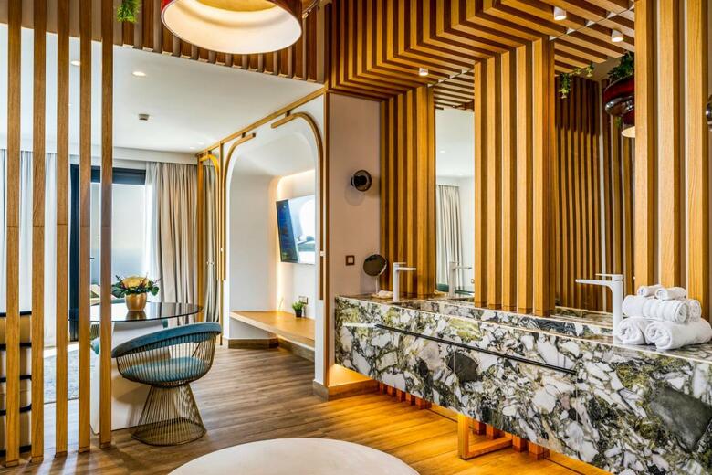 Hotel Cresanto Luxury Suites