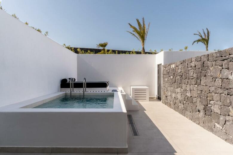 Hotel Cresanto Luxury Suites