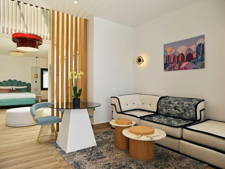 Hotel Cresanto Luxury Suites