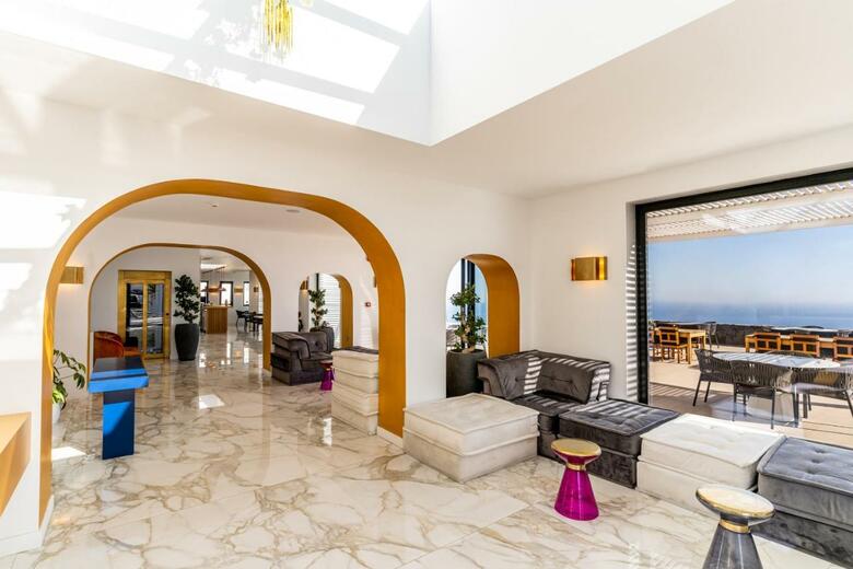 Hotel Cresanto Luxury Suites