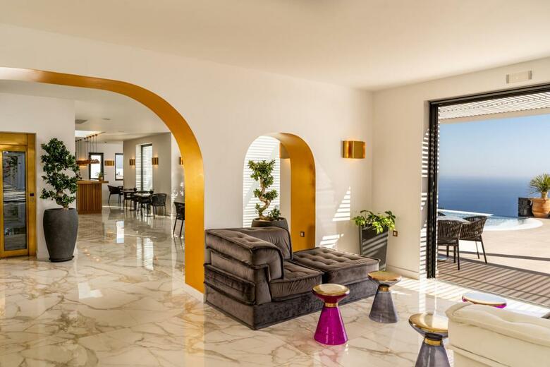 Hotel Cresanto Luxury Suites