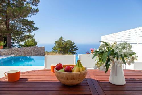 Villa In Kalamitsi With An Incredible View