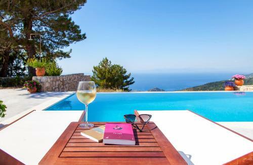 Villa In Kalamitsi With An Incredible View