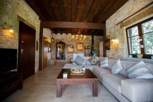Eco Stone Villa With Private Pool, Jacuzzi And Bbq
