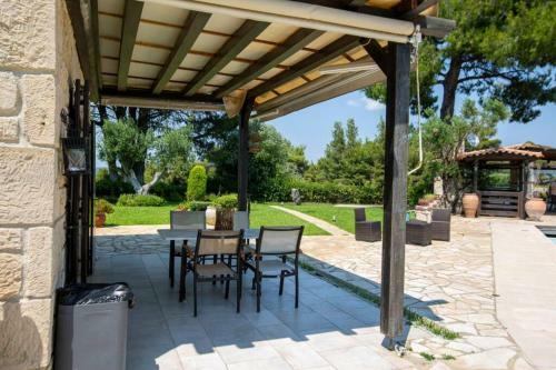 Eco Stone Villa With Private Pool, Jacuzzi And Bbq