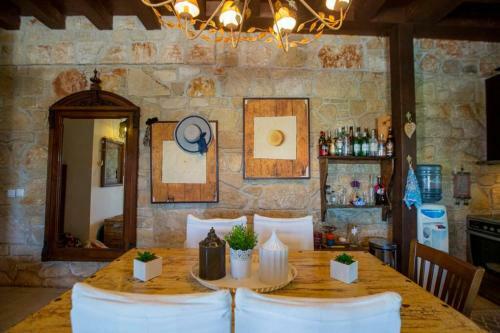 Eco Stone Villa With Private Pool, Jacuzzi And Bbq