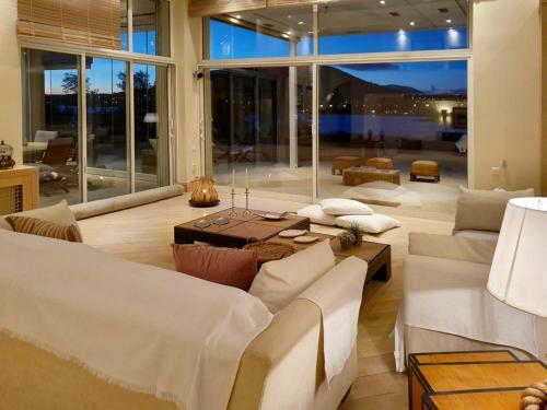 Black Diamond Luxury Seafront Villa Melina