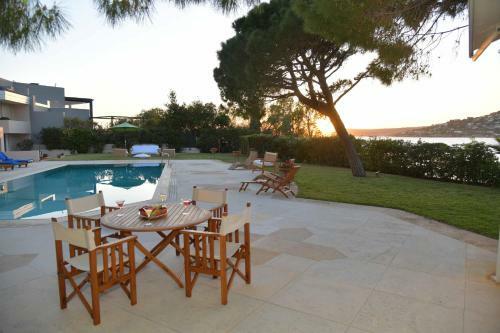Black Diamond Luxury Seafront Villa Melina