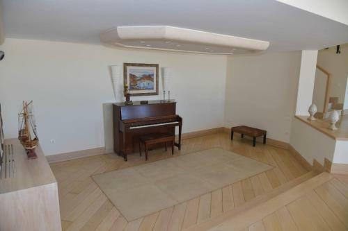Black Diamond Luxury Seafront Villa Melina