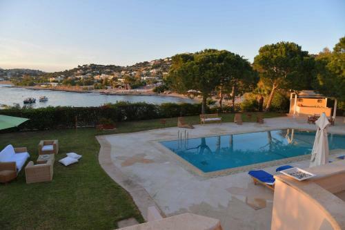Black Diamond Luxury Seafront Villa Melina