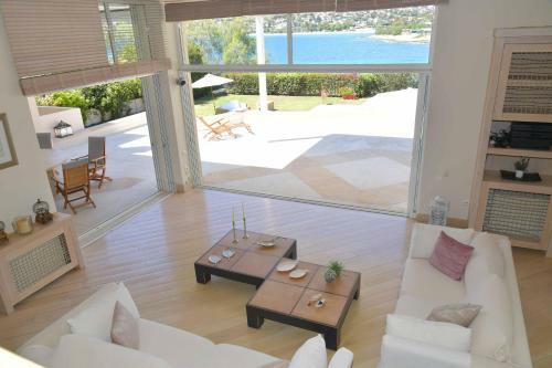 Black Diamond Luxury Seafront Villa Melina