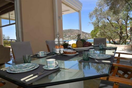 Black Diamond Luxury Seafront Villa Melina