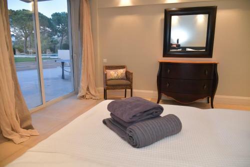 Black Diamond Luxury Seafront Villa Melina