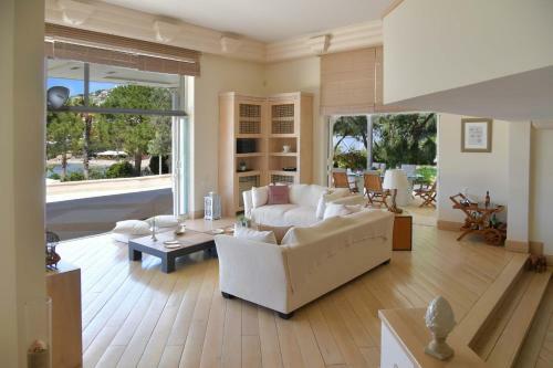 Black Diamond Luxury Seafront Villa Melina