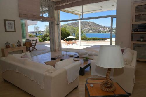 Black Diamond Luxury Seafront Villa Melina