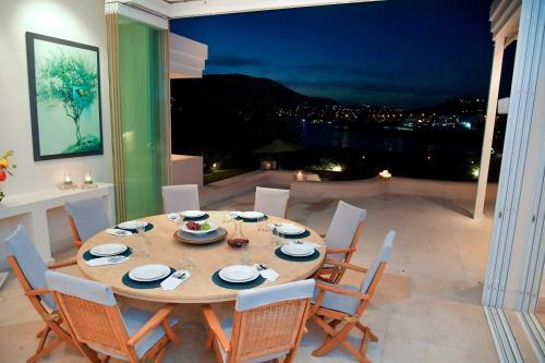Black Diamond Luxury Seafront Villa Melina