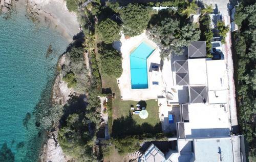 Black Diamond Luxury Seafront Villa Melina