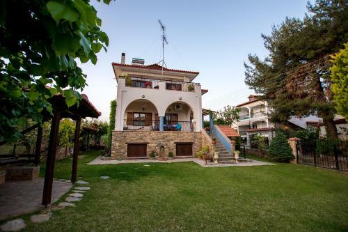 Rustic, Luxurious,garden Villa 70m From The Sea