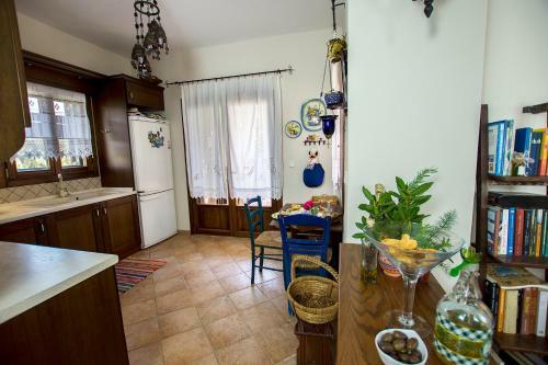 Rustic, Luxurious,garden Villa 70m From The Sea