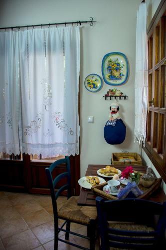 Rustic, Luxurious,garden Villa 70m From The Sea
