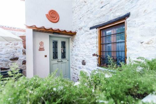 Restored 1902 Stone House With Superb Sea View