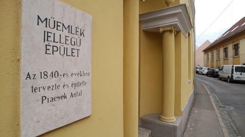 Piacsek Apartmanh�z