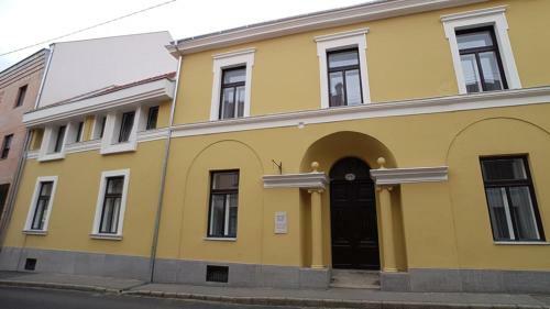 Piacsek Apartmanh�z