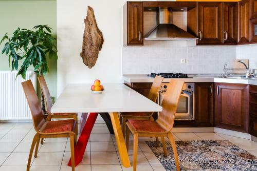 "the Green House" Modern Central Apartment