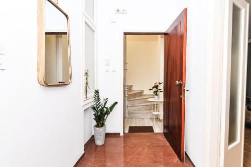 The Elegant. Spacious City Center Apartment.