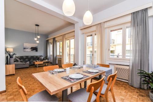 The Elegant. Spacious City Center Apartment.