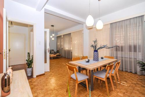 The Elegant. Spacious City Center Apartment.