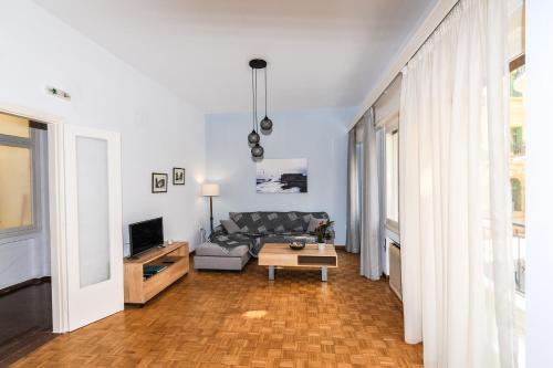 The Elegant. Spacious City Center Apartment.