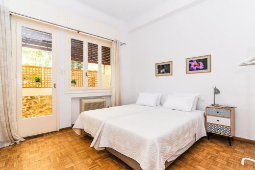 The Elegant. Spacious City Center Apartment.