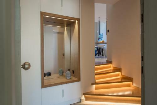 King's Blue , Port View Apartment