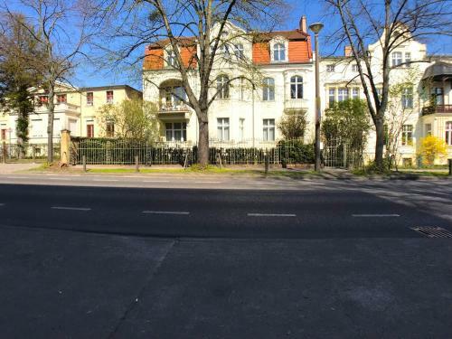 Amaroo - Apartments Potsdam ?alexandrowka?