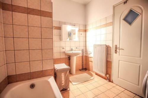 Grand Meteora Central Luxury Apartment