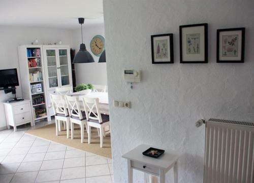 Komfortables Reetdachferienhaus Hasel 1