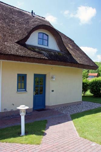 Komfortables Reetdachferienhaus Hasel 1